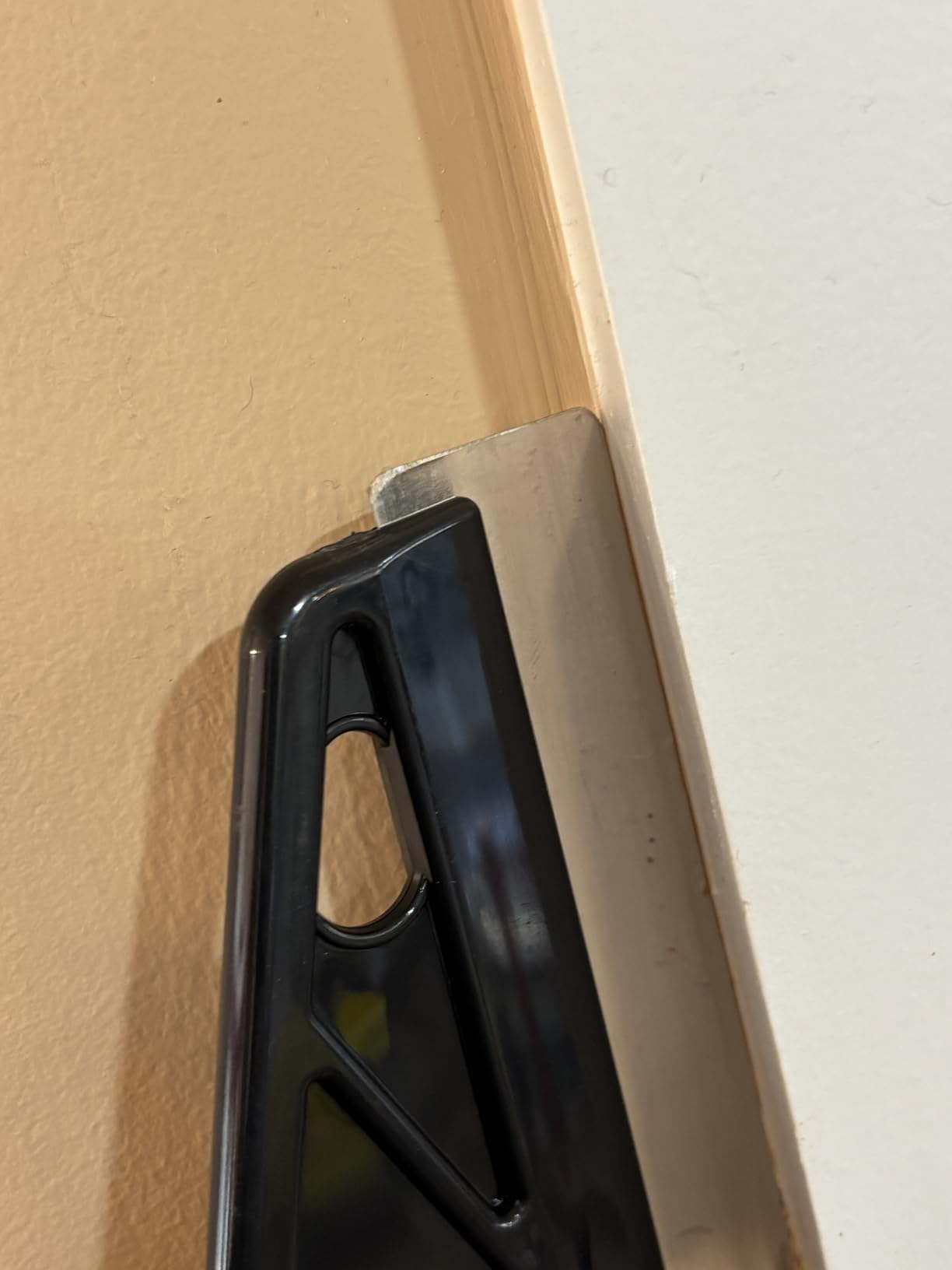 Straight edge paint shield for wall trim and ceiling painting