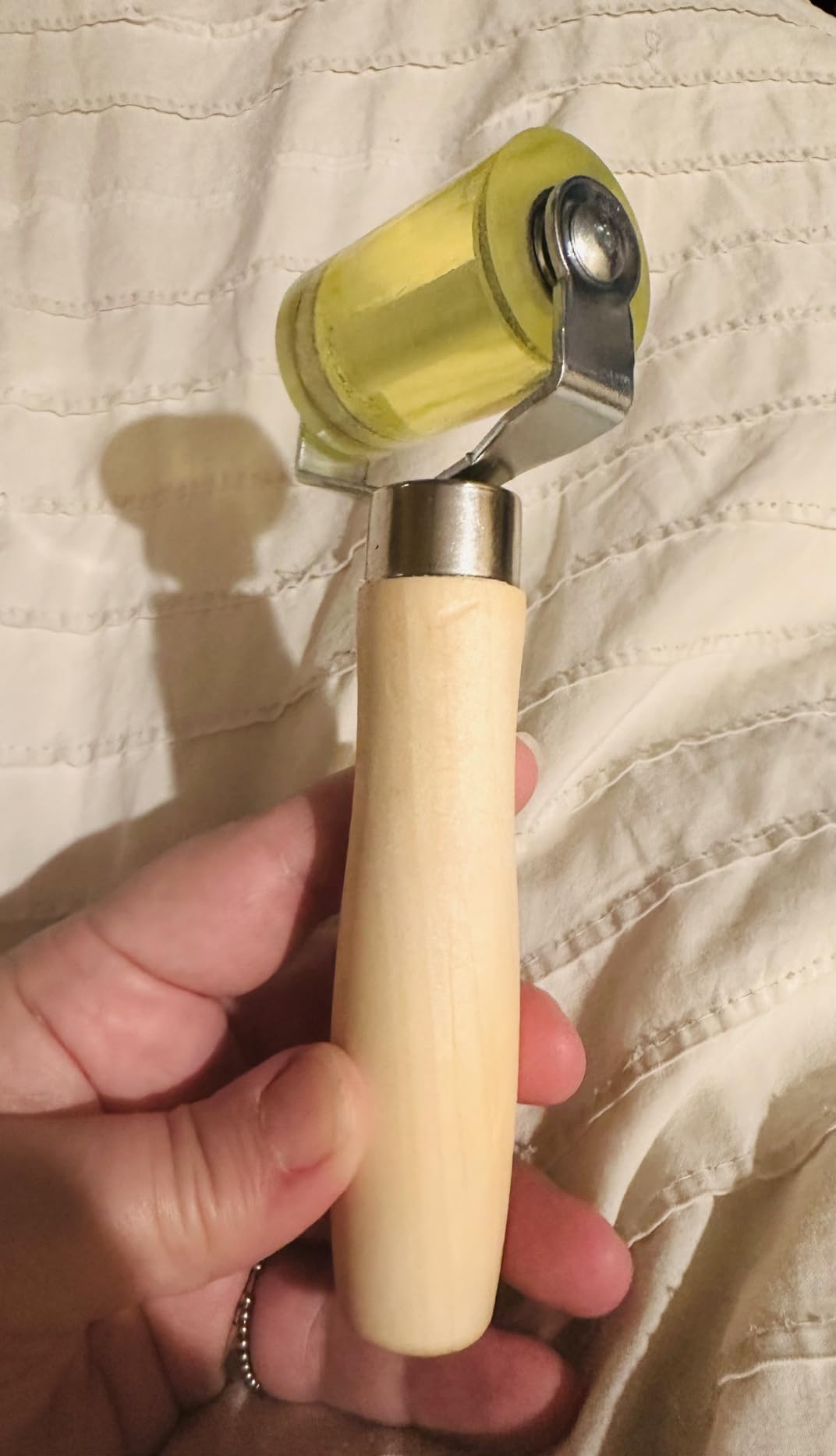 Compact wallpaper roller and dual ball bearing tool detail