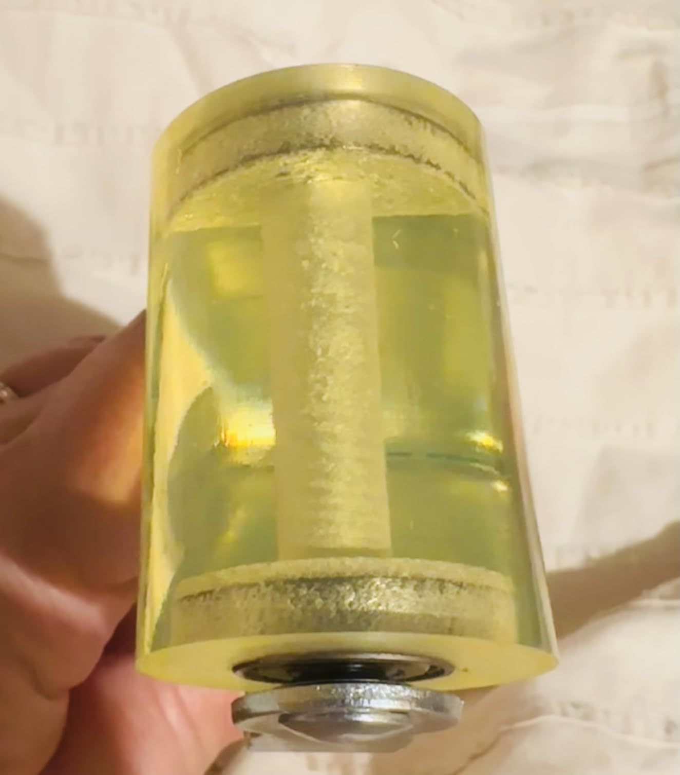 Compact hand roller for pressing seams and edges
