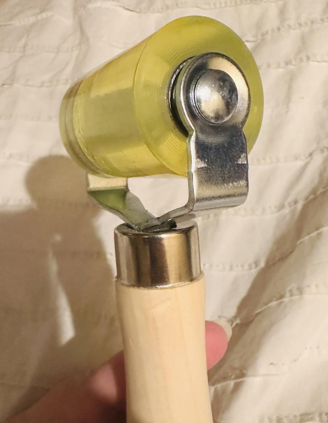 Seam roller detail for controlled pressure along a narrow line